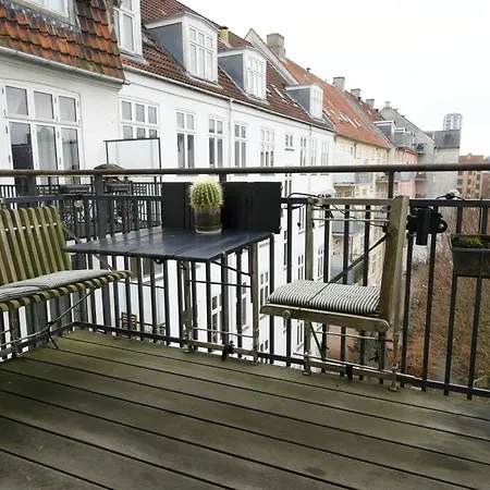 Quiet Back House Flat With Balcony