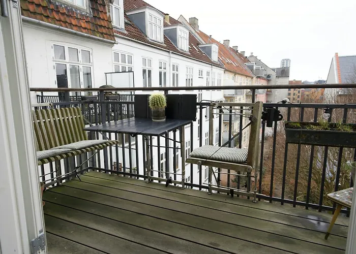 Quiet Back House Flat With Balcony